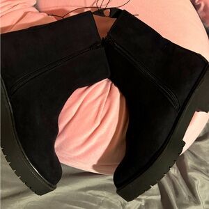 Chelsea lugs time and true brand, new in black